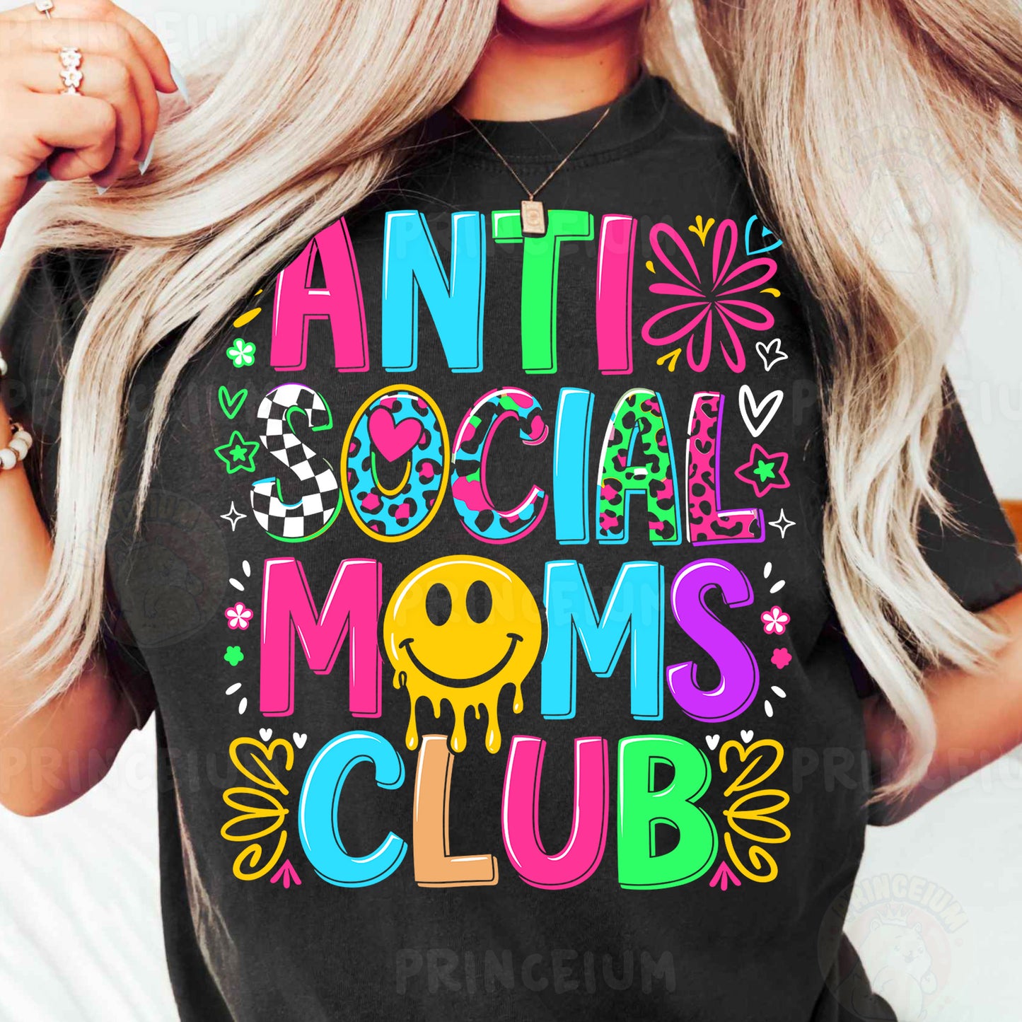 a woman wearing a t - shirt that says anti social moms club