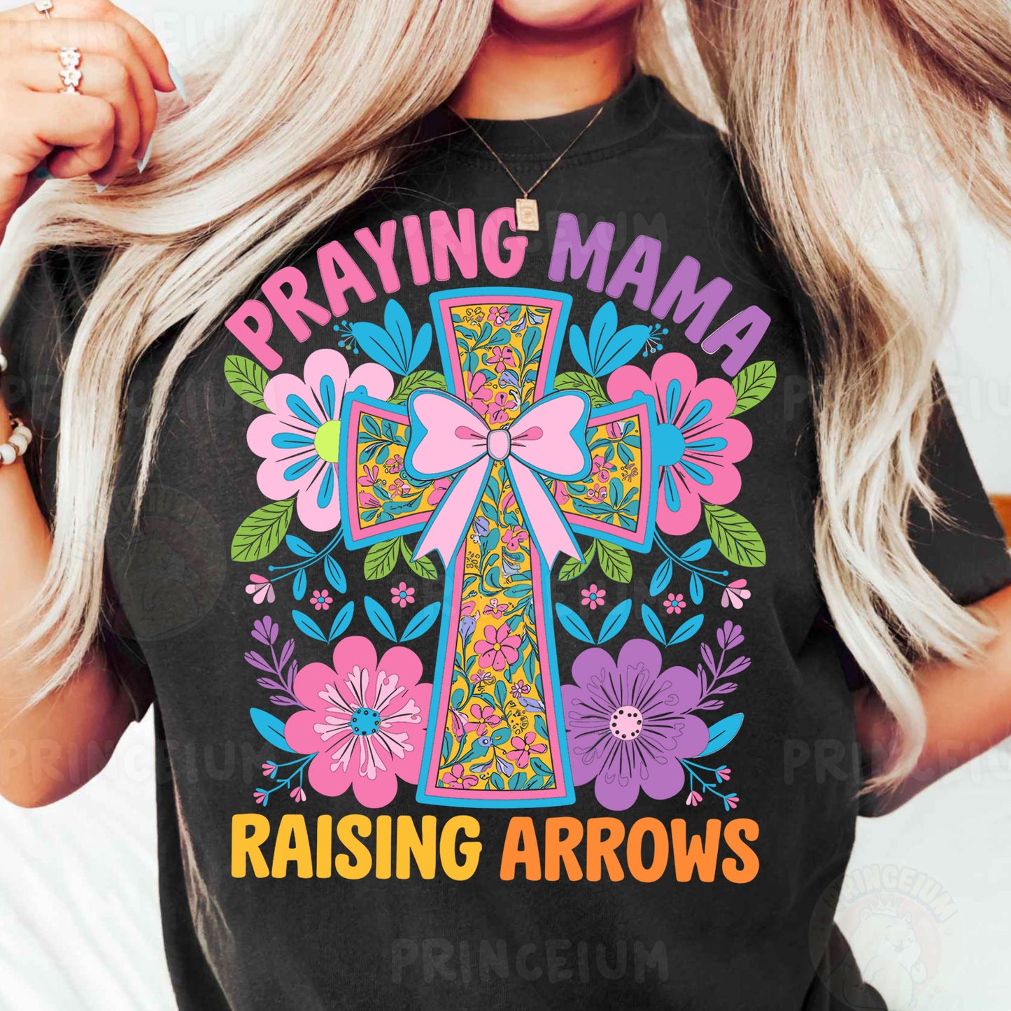 a woman wearing a t - shirt that says praying mama raising arrows