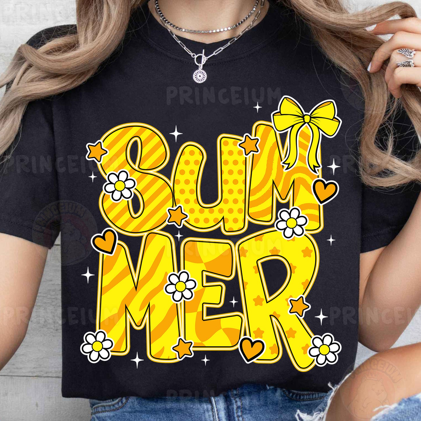 a woman wearing a t - shirt that says sun meer